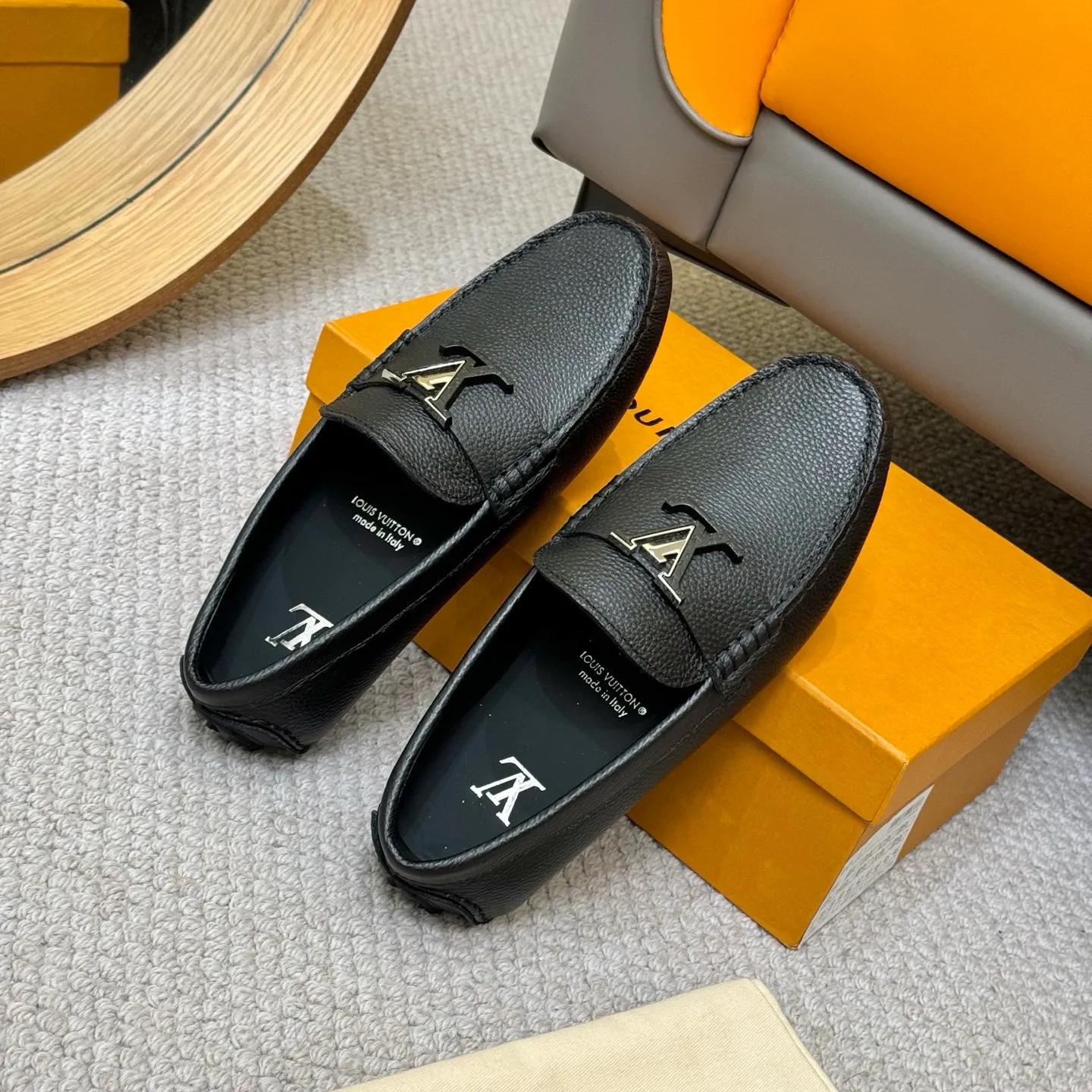 Men's men's shoes 💰420 (Yangli) LV 2⃣️0⃣️2⃣️5️⃣Spring and summer counter GLORIA series models ✈️Original factory special leather production, original last type. A classic driving slip-on casual shoe that shows an elegant style with exquisite craftsmanship details such as Monogram embossing all over the upper🌀Italian imported calfskin fabric Sheepskin foot pads➕Inside～Private mold replica sole Unique style Comfortable driving slip-on Size: 4-12 (38-46) Comes with [Counter packaging: original box, wrapping paper, card, instruction manual, shoehorn, cloth bag] No pressure to enter and leave the counter!